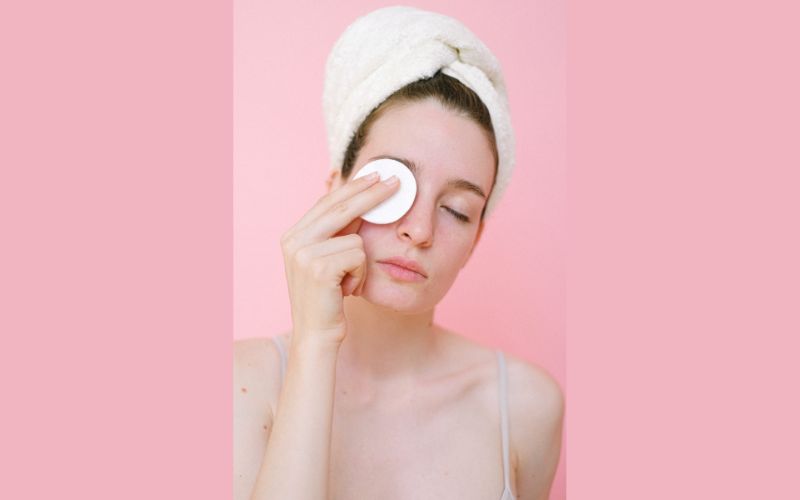 Cleanse: Use a gentle, acne-prone skin-friendly cleanser.